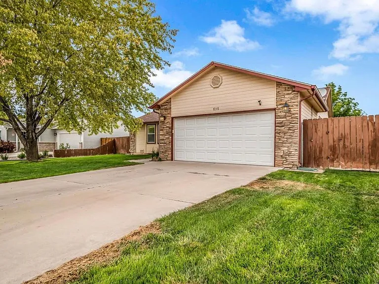 1215 Breeze Dr — Photo 2