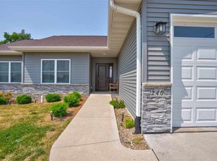 240 Knoll Ridge Dr, Hills, IA 52235