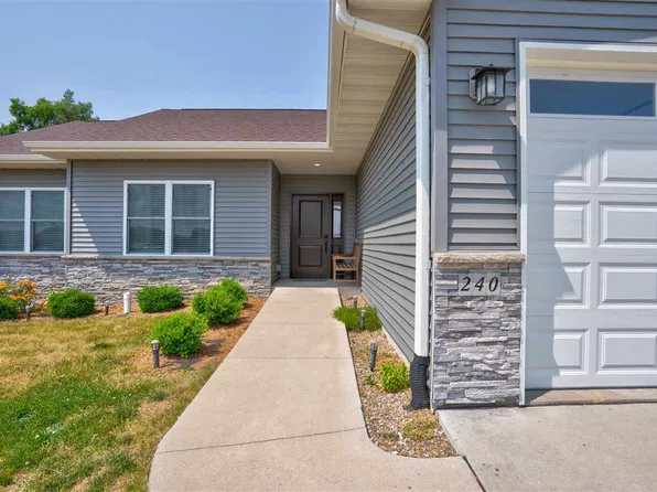 240 Knoll Ridge Dr, Hills, IA 52235