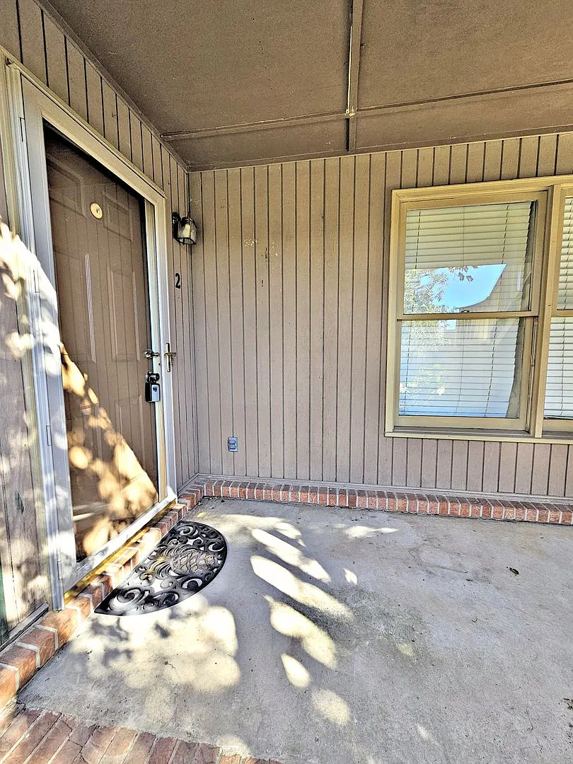 (RCH-26) Oak Square Apartments — Photo 3