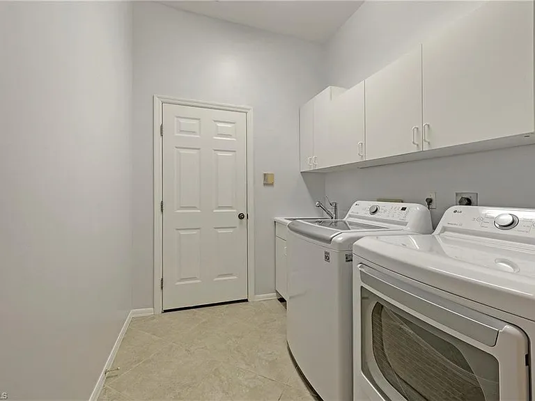 300 Wentworth Ct — Photo 29
