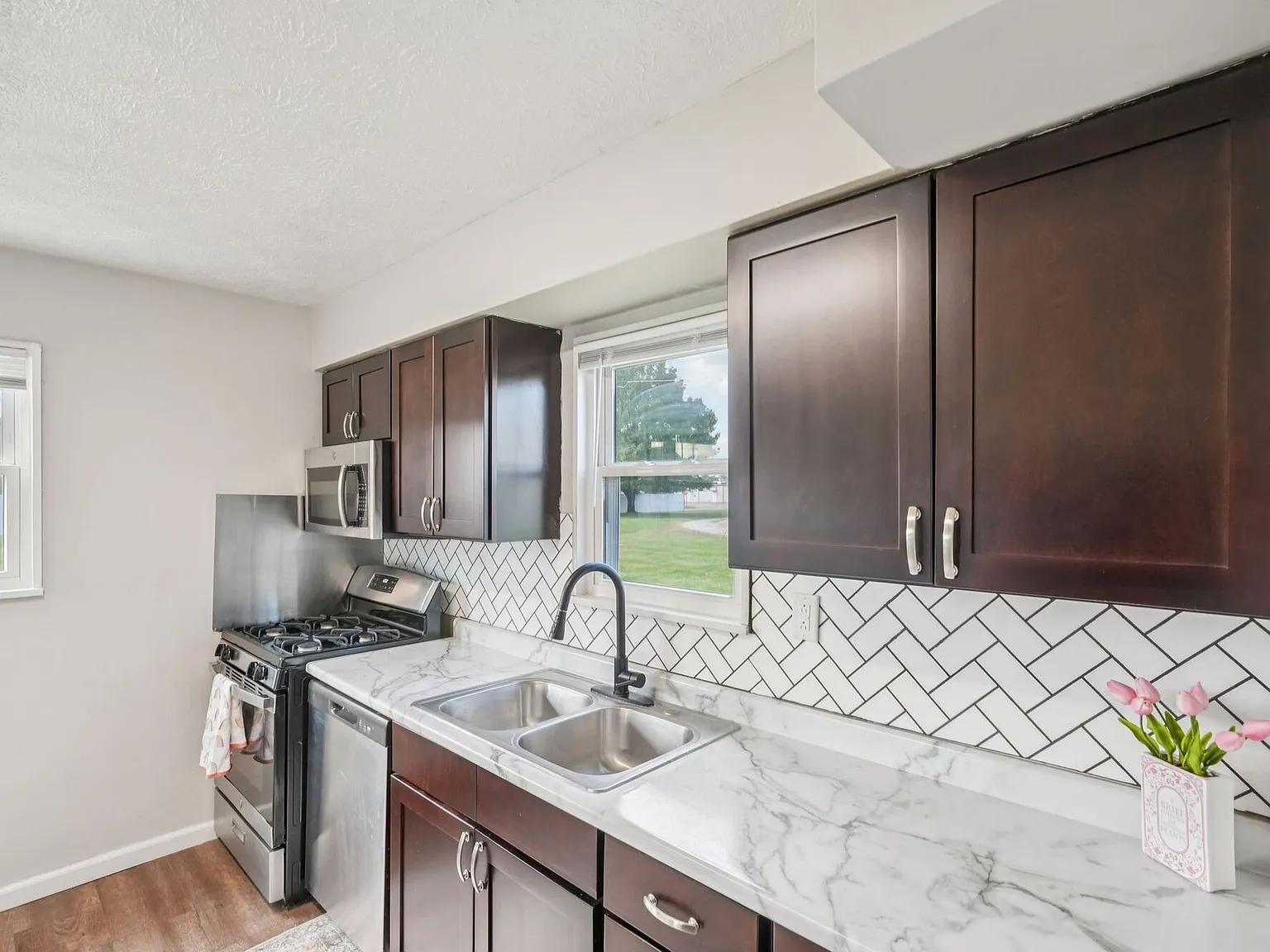 Columbus Crossing Townhomes — Photo 2