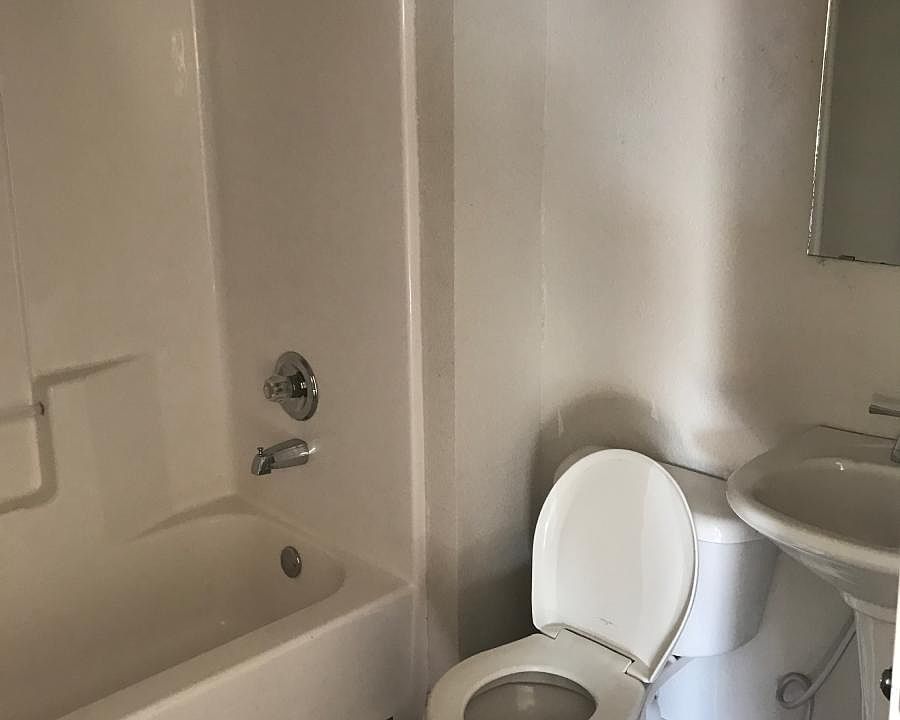 2nd image of 517 S Avenue D