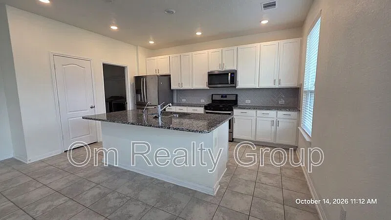 3 bed, 2.5 bath, 2396 sqft, $2,400 — Photo 4