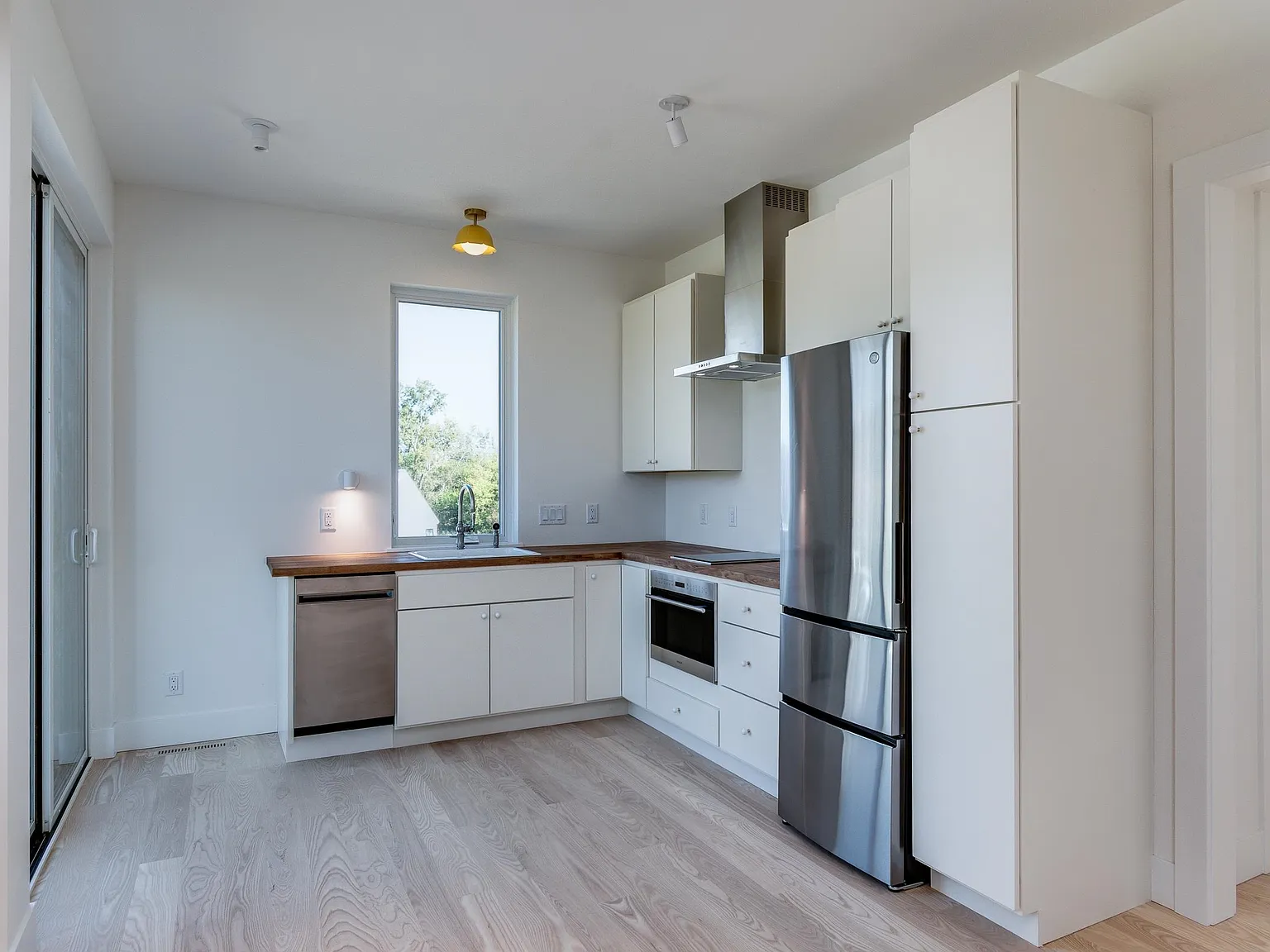 1 bed, 1.0 bath, 654 sqft, $1,995 — Photo 2