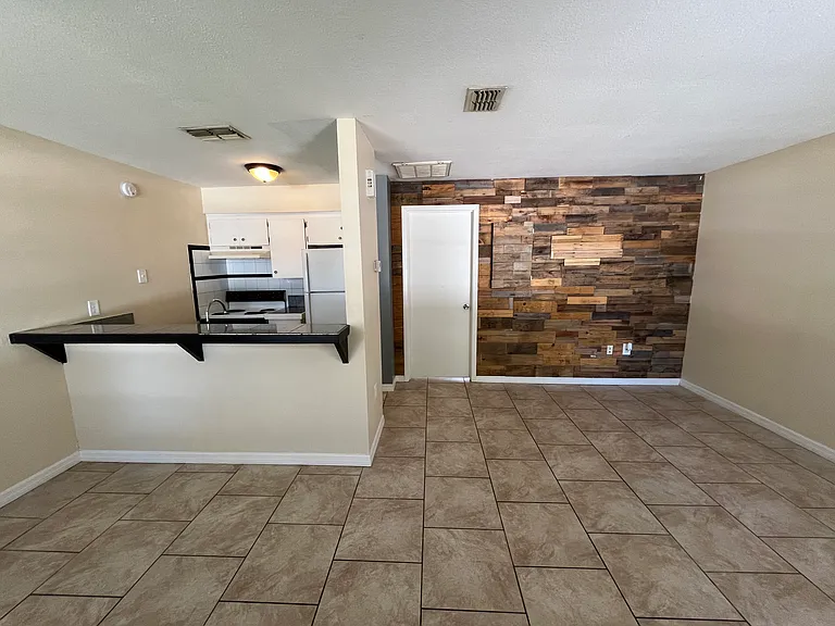 715 Angelina Ln — Photo 2