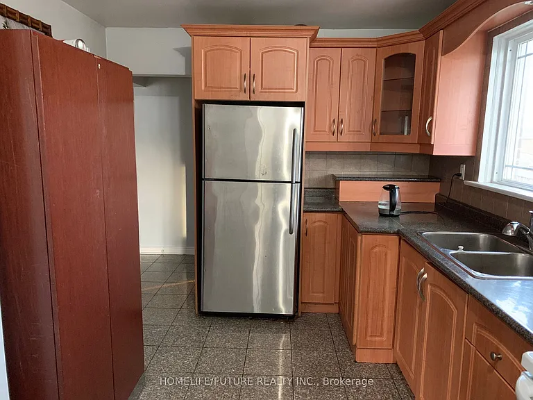1 Maxim Cres #MAIN — Photo 3