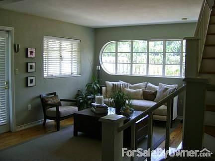Living Room 2 : Distinctive oval window
