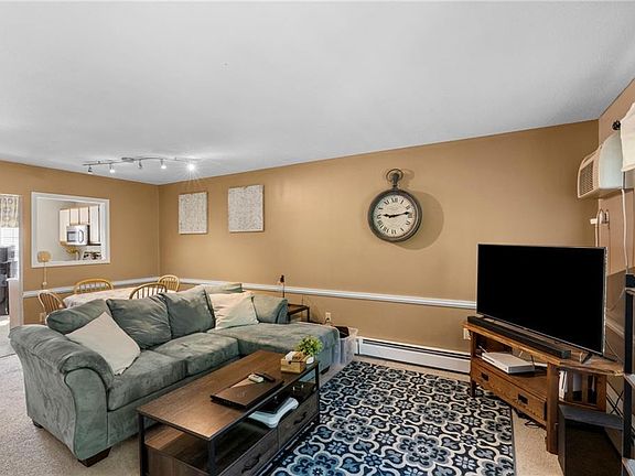 3rd image of 565 Quaker Ln APT 119