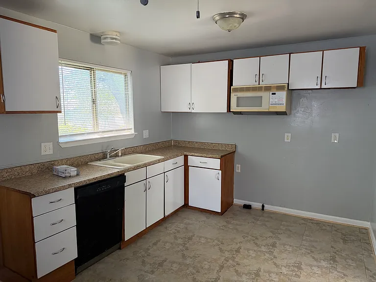 13050 Georgiana Ave — Photo 5