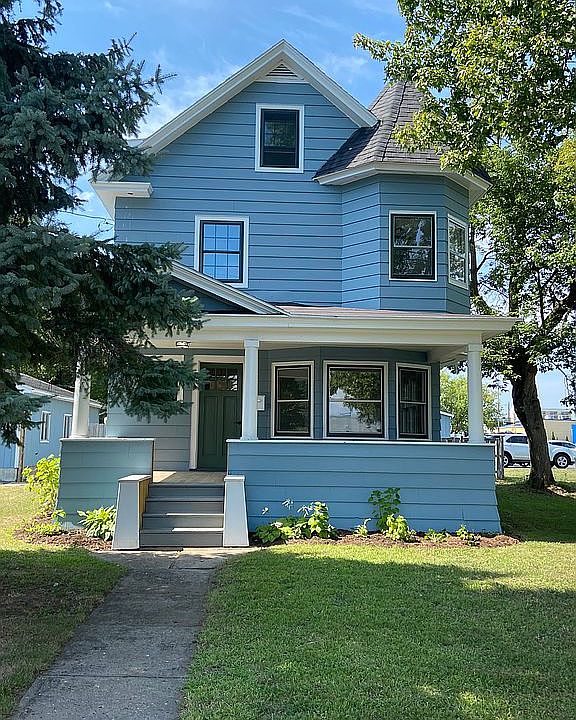 Front view / front porch