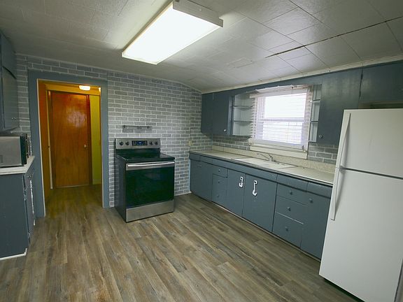 3rd image of 124 Elm St