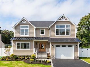 150 Bellevue Rd, Oakdale, NY 11769