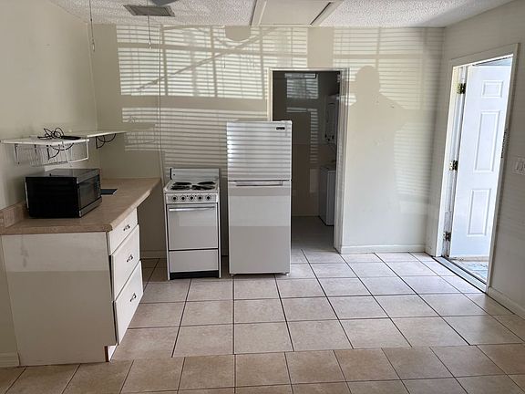 4th image of 2037 Linden Rd