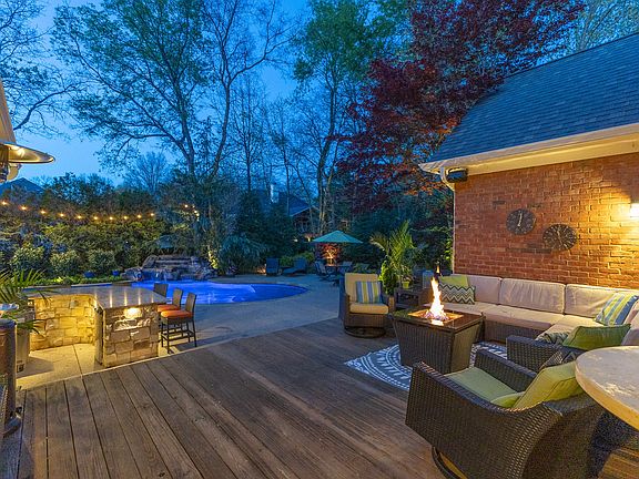 5th image of 404 Briksbury Dr