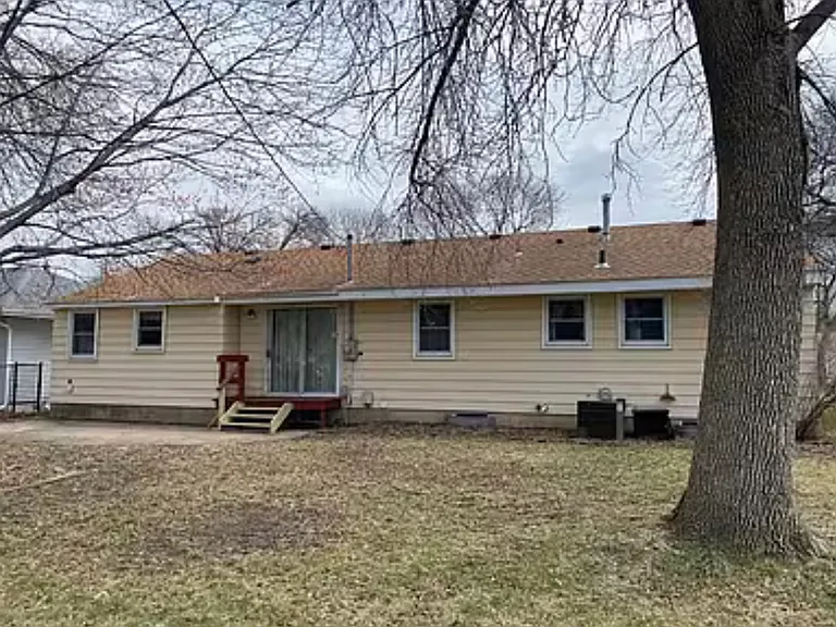 914 Sommerville St S — Photo 2