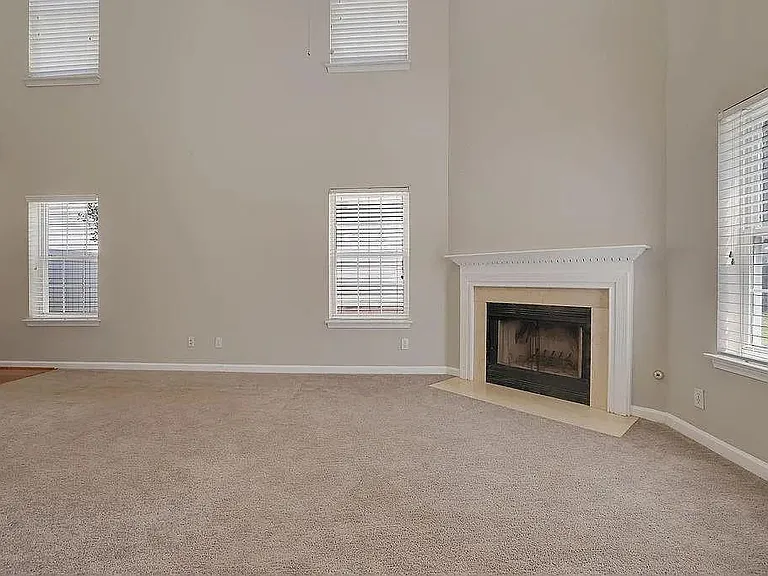 2295 Lexington Ln — Photo 4