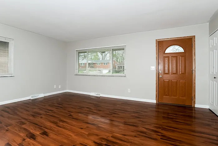 3 bed, 1.5 bath, 1325 sqft, $1,745 — Photo 4