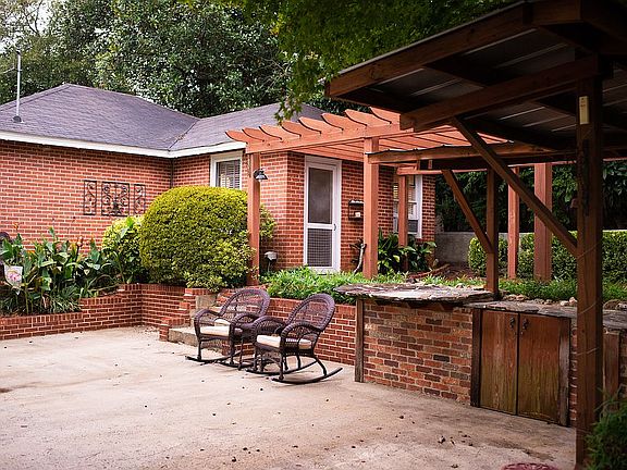 Back Patio w view of cottage
