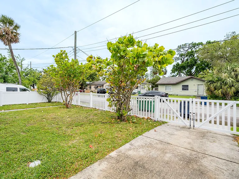 2017 Oceanview Pl — Photo 16