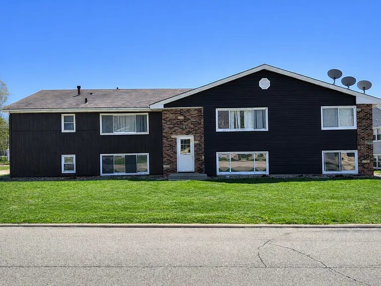 1133 Dixon Dr — Photo 1