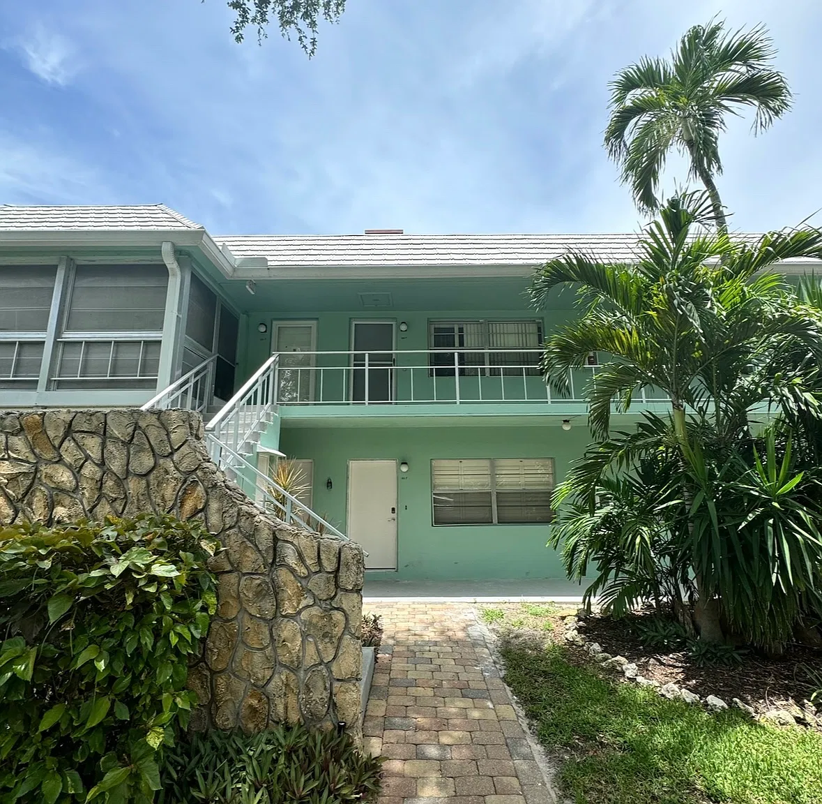 3225 E Riverside Dr — Photo 2