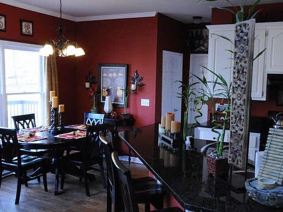 Breakfast area/kitchen