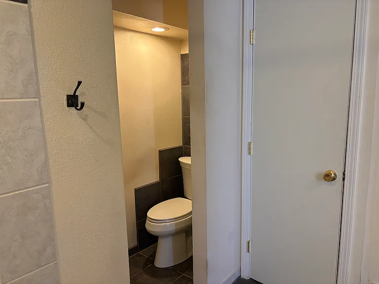 En Suite (Master Bathroom)