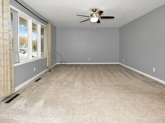 4th image of 425 Victoria Ct