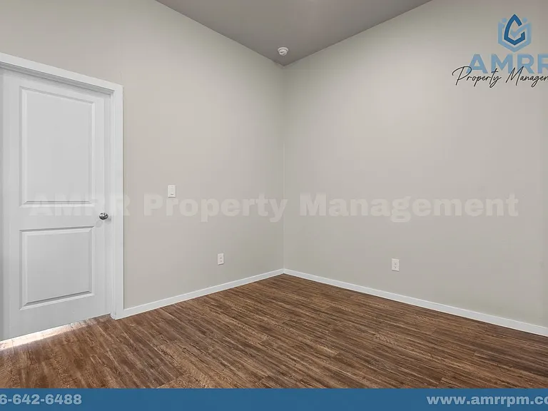 2031 Kenwood Ave — Photo 12