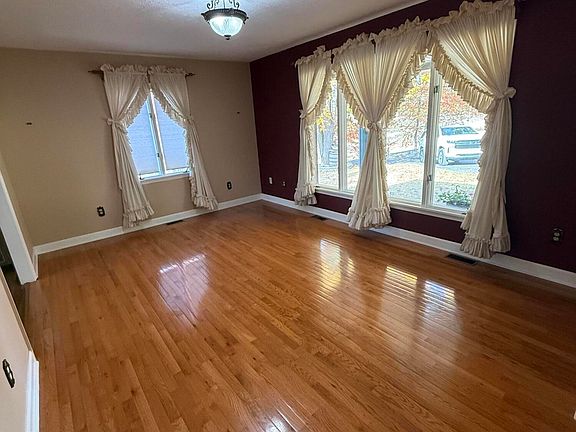 4th image of 1001 Hilltop Dr
