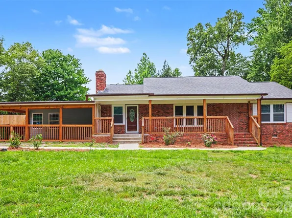 9902 Forest Dr, Charlotte, NC 28216
