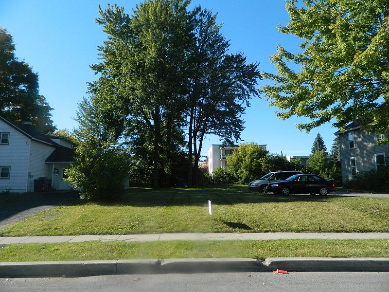 2nd image of 656 Bronson St