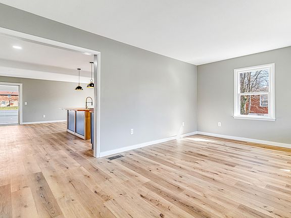 5th image of 255 Kingsway Dr