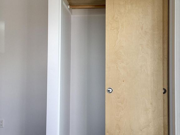 5th image of 519 S Jackson St #1C