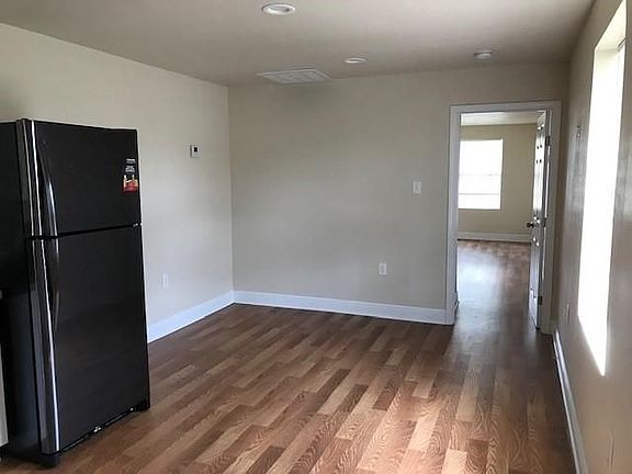 4th image of 940 Francis St
