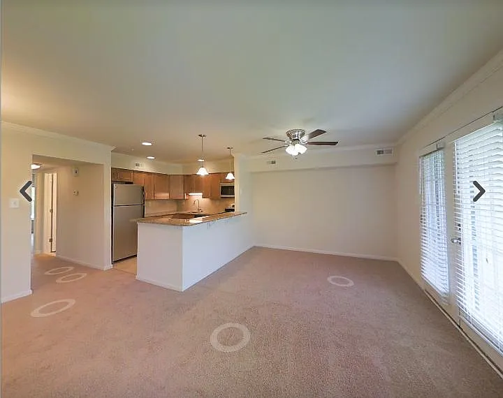 2 bed, 1000 sqft, $2,584 — Photo 2