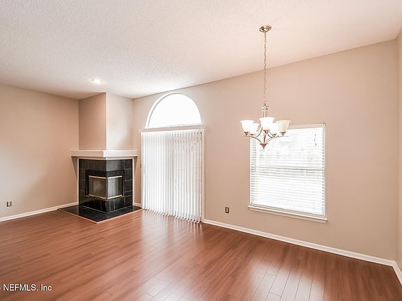 3rd image of 3835 UNION PACIFIC Drive W