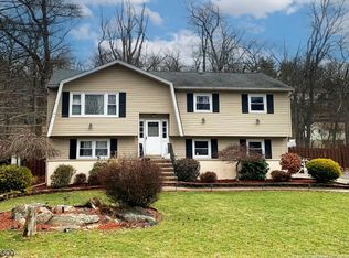 15 Adelphi Trl, Hopatcong, NJ 07843