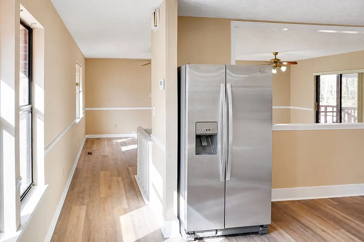 3 bed, 3.0 bath, 1953 sqft, $1,895 — Photo 3