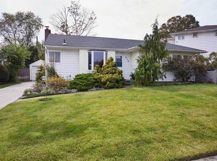 316 Spruce Ln, East Meadow, NY 11554