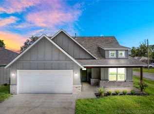 411 W Harrison St, Chouteau, OK 74337