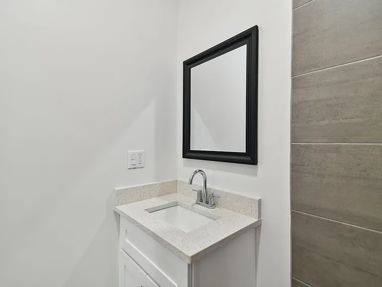 215 S Howard Ave #E — Photo 9