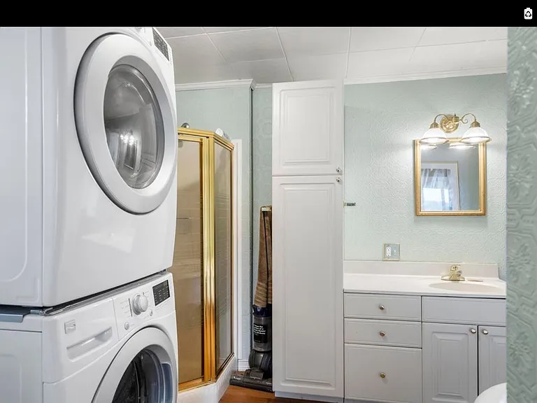 Main level bath