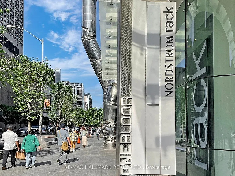 1 Bloor St E #520 — Photo 35