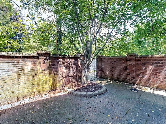4th image of 209 Wilkinson St