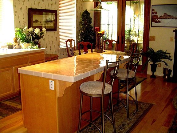Kitchen w/dining area