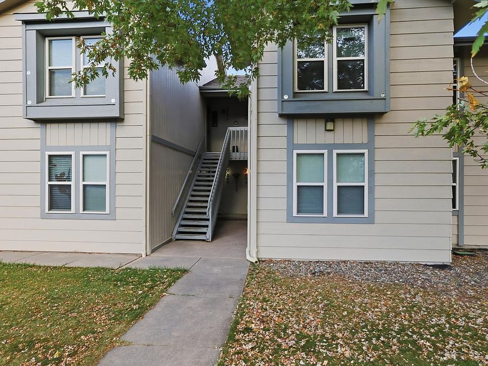 Building entryway - two apartments upstairs, two apartments downstairs