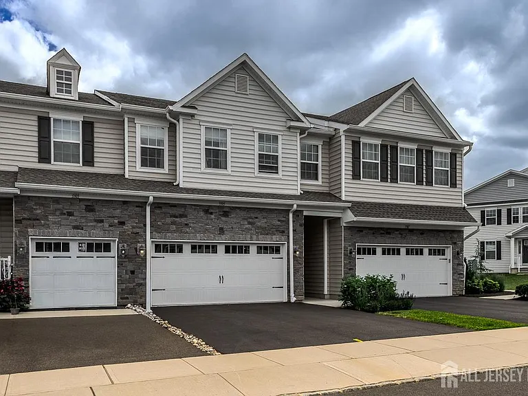 3305 Charleston Dr — Photo 2