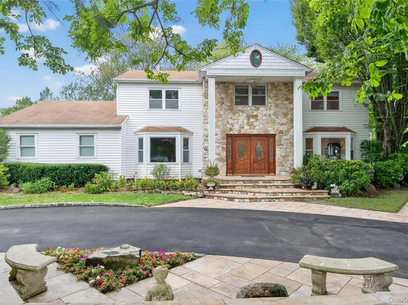 2 Blue Sky Court, Huntington, NY 11743